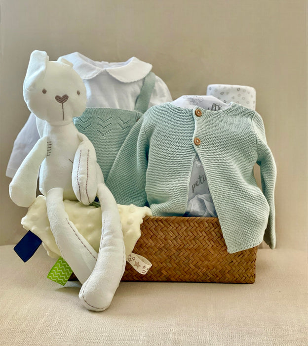 Green party| luxury baby gifts| baby boy hamper| baby girl hamper| baby gift Dubai | newborn gifts Uae |